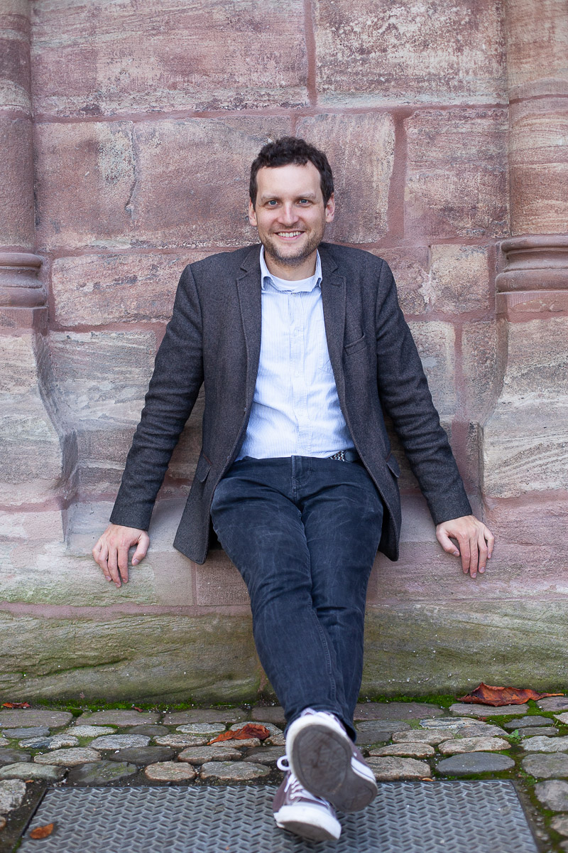 Portrait en pied de Lucas Mathis face à l'objectif
