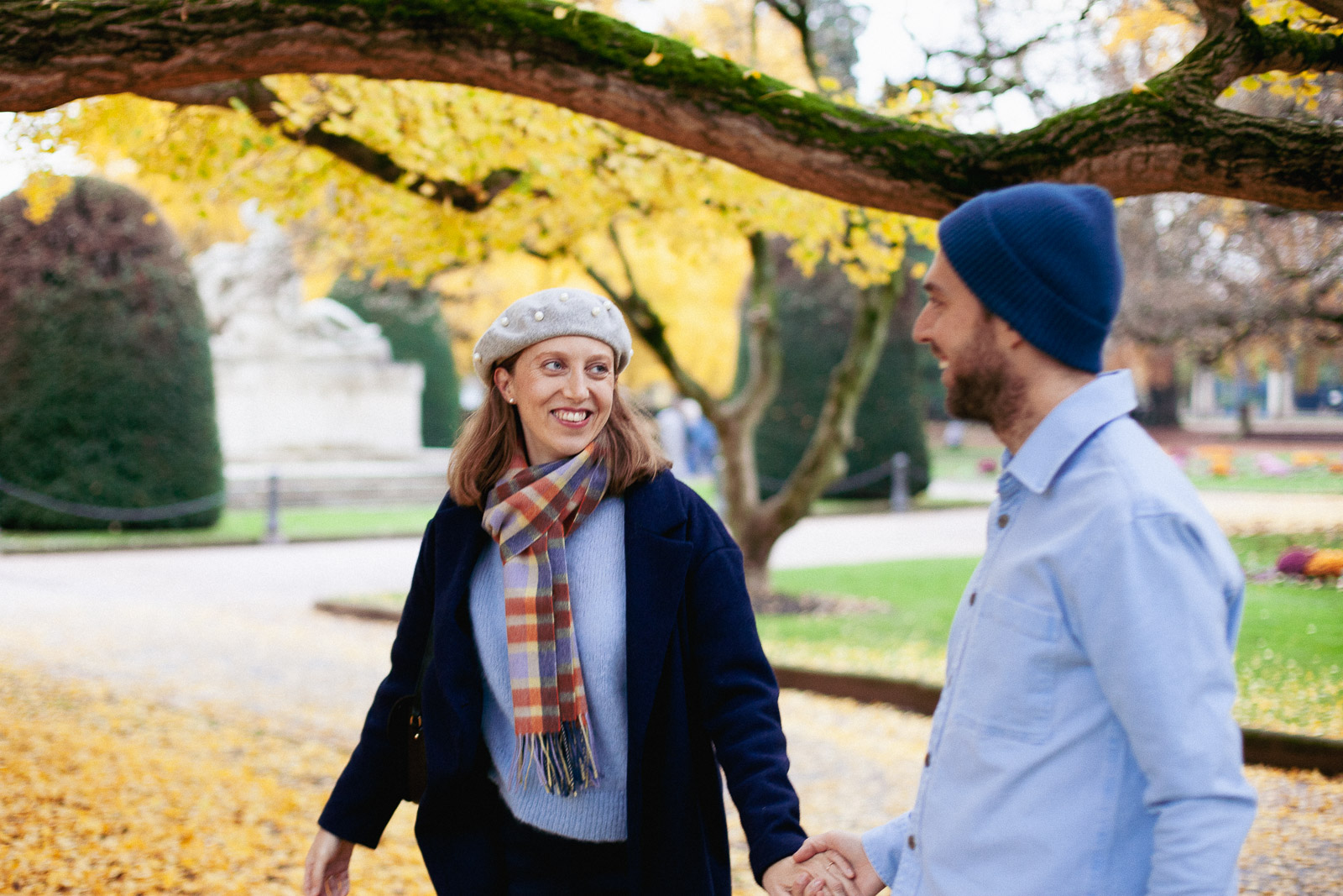Mathile et Tanguy se regardent en souriant sous un Ginko aux feuilles jaunes