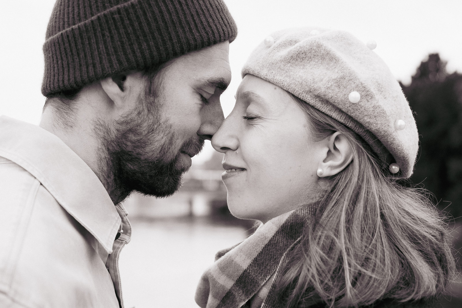 Les yeux fermés, Mathilde et Tanguy rapprochent leurs visages.