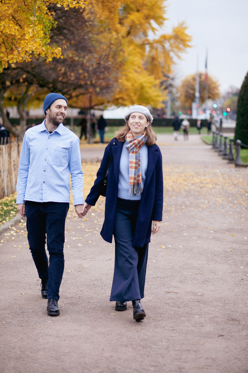 Couple se promenant main dans la main pendant une séance photo en Alsace.
